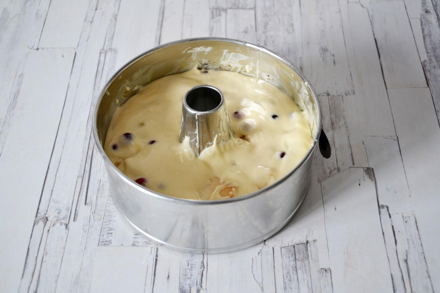 Шаг 9 приготовления Шарлотка с фруктами и клюквой