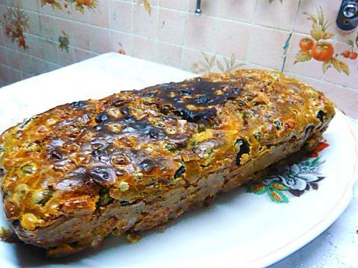 Шаг 8 приготовления Мясной кекс с ветчиной, бобовыми, сыром и зеленью