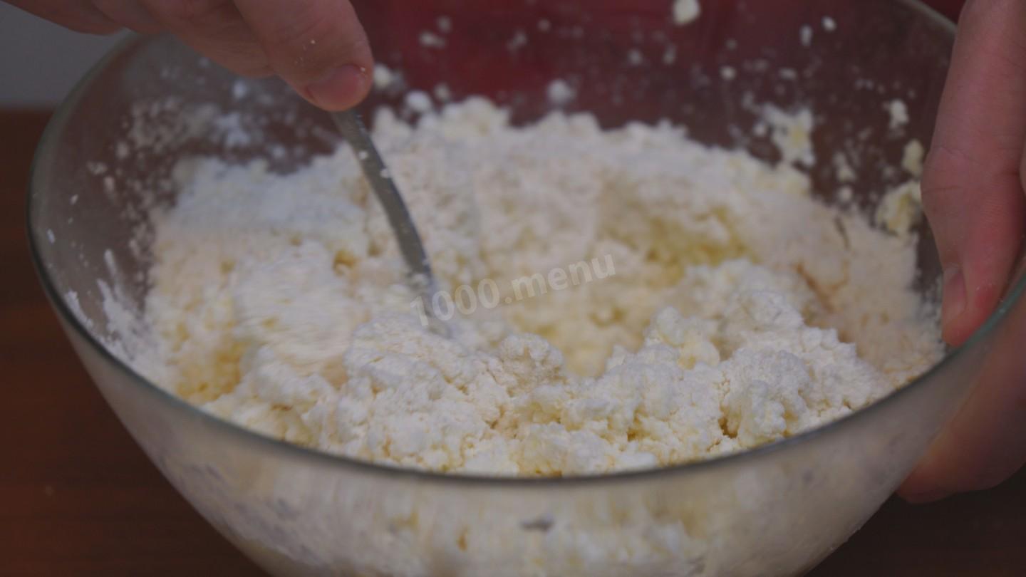 Шаг 3 приготовления Пышные сырники с манкой и творогом