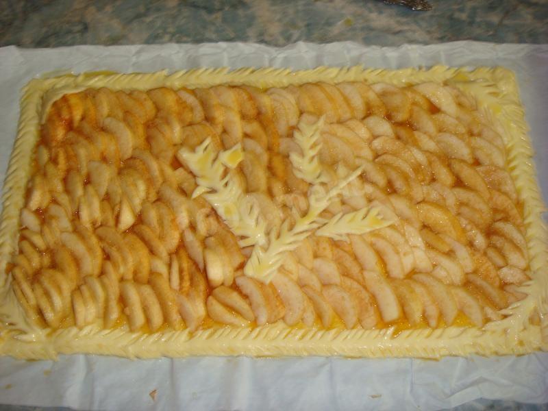 Шаг 2 приготовления Слоеный пирог с яблоками и джемом