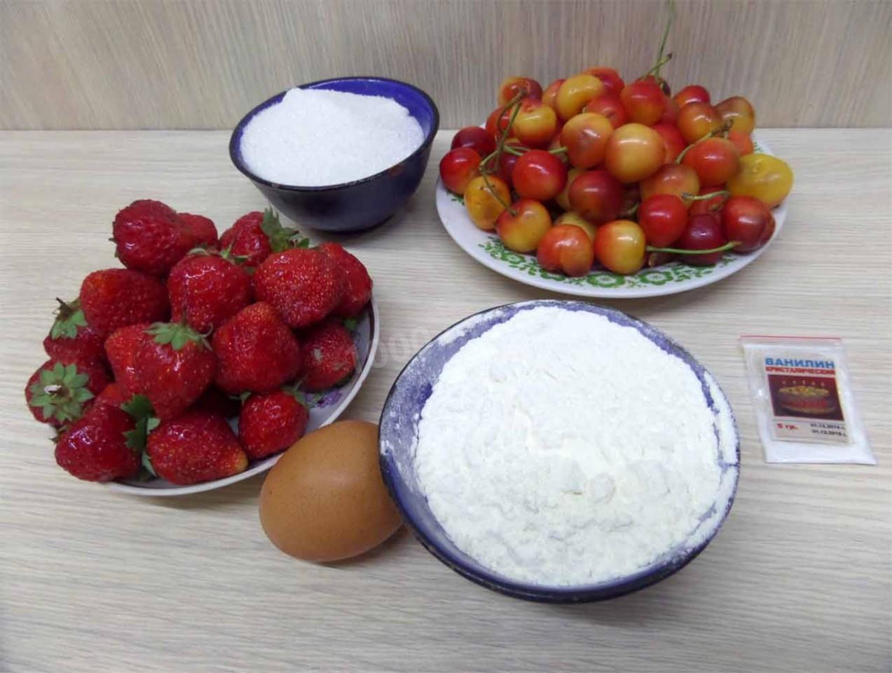 Шаг 1 приготовления Шарлотка с черешней и клубникой