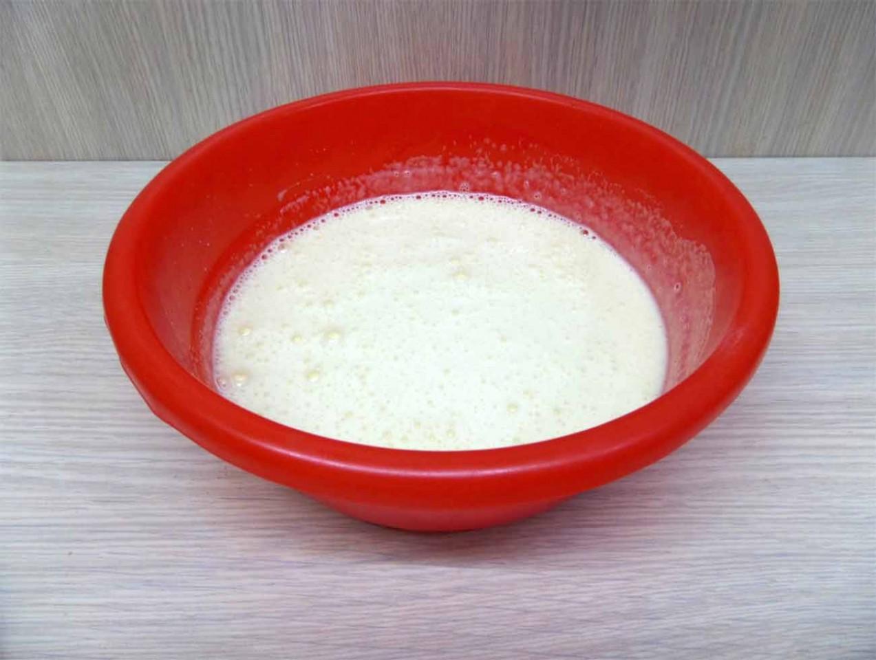 Шаг 2 приготовления Шарлотка с черешней и клубникой