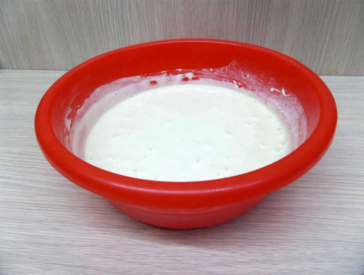 Шаг 3 приготовления Шарлотка с черешней и клубникой