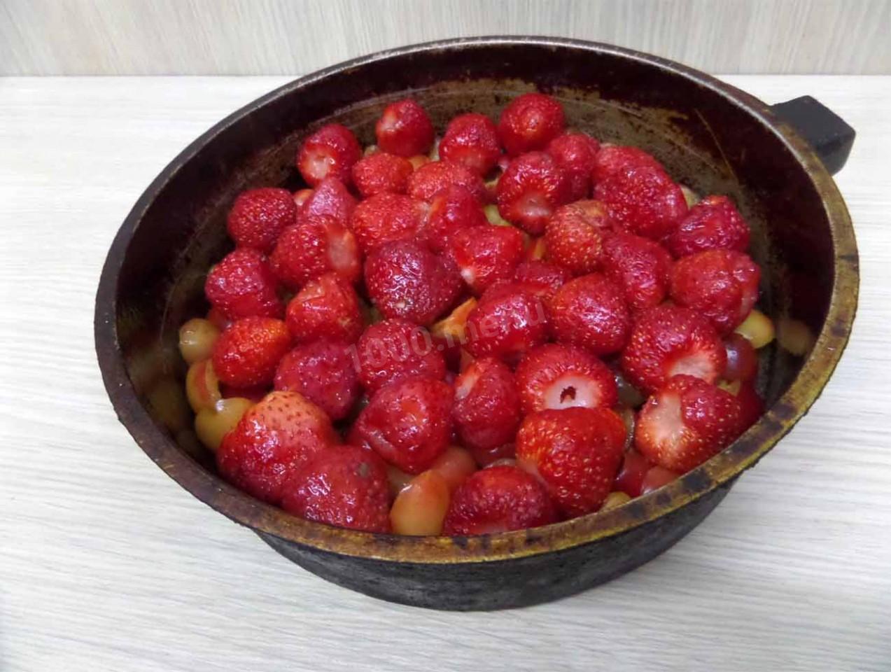 Шаг 5 приготовления Шарлотка с черешней и клубникой