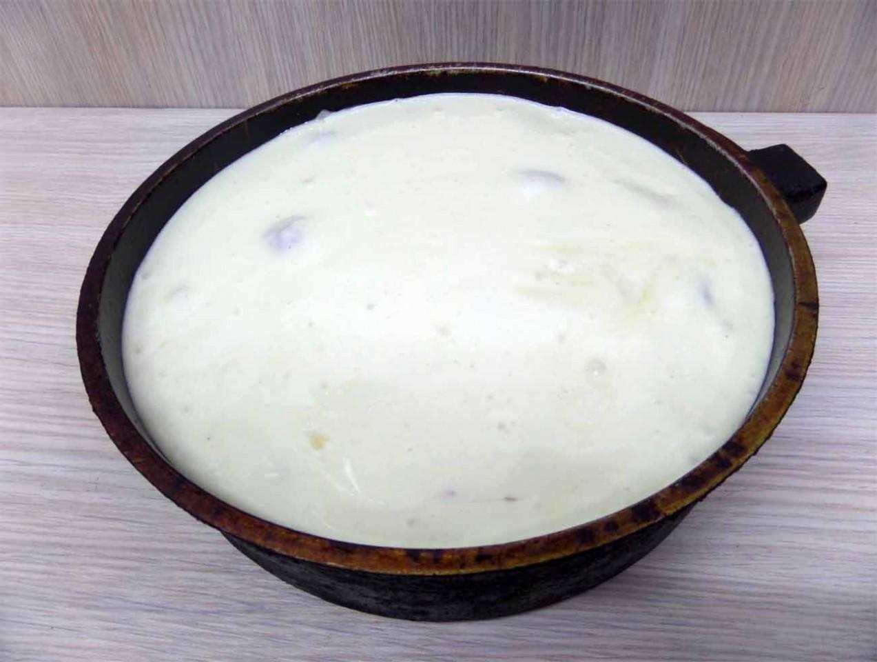 Шаг 6 приготовления Шарлотка с черешней и клубникой