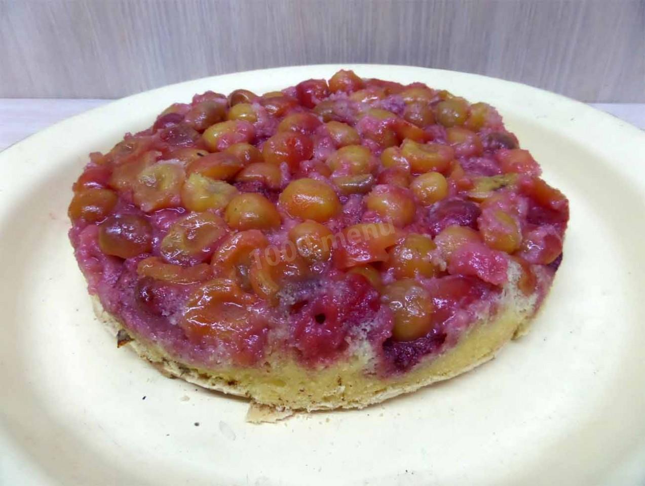 Шаг 7 приготовления Шарлотка с черешней и клубникой