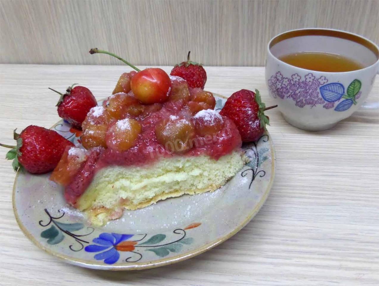 Шаг 8 приготовления Шарлотка с черешней и клубникой