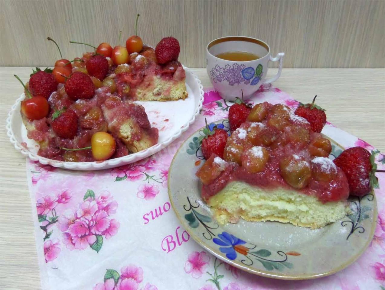 Шаг 9 приготовления Шарлотка с черешней и клубникой