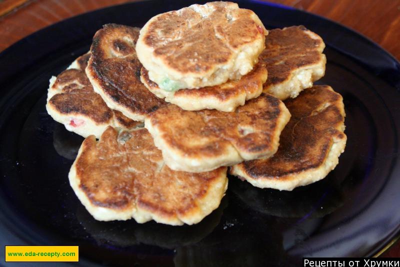 Фото рецепта Пышные сырники с манкой, курагой, изюмом и творогом