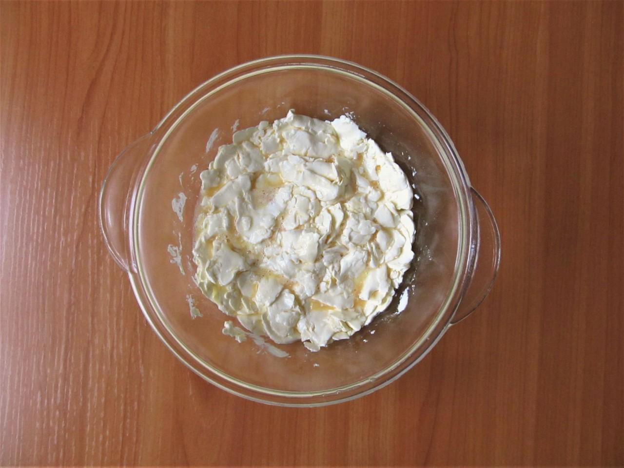 Шаг 3 приготовления Пирог фруктовый со сметанной заливкой