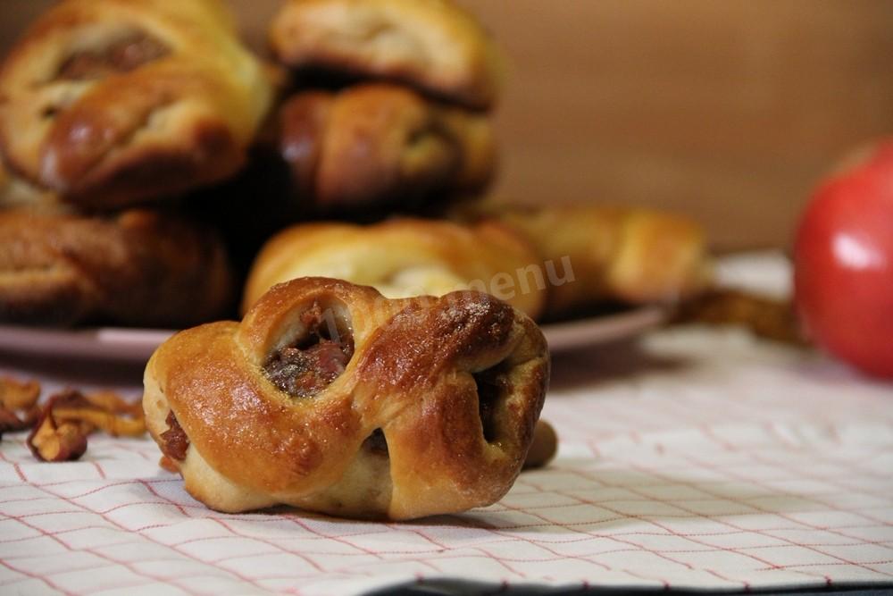 Фото рецепта Прецель - вкусная выпечка с маком, корицей и сухофруктами