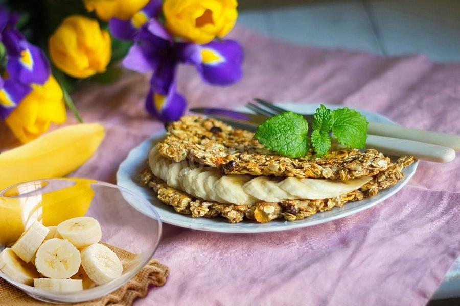 Фото рецепта Овсяноблин с цукатами, изюмом и бананом