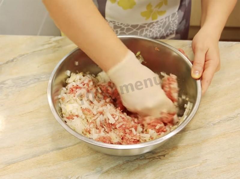 Шаг 4 приготовления Самса из слоеного теста на сливочном масле с фаршем
