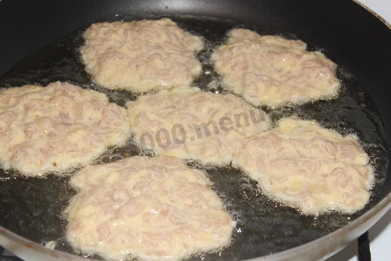 Шаг 4 приготовления Куриные оладушки Солнышко