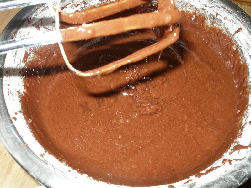 Шаг 5 приготовления Шоколадный пирог с творожной начинкой в мультиварке