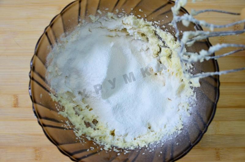 Шаг 4 приготовления Бисквитный пирог с малиной