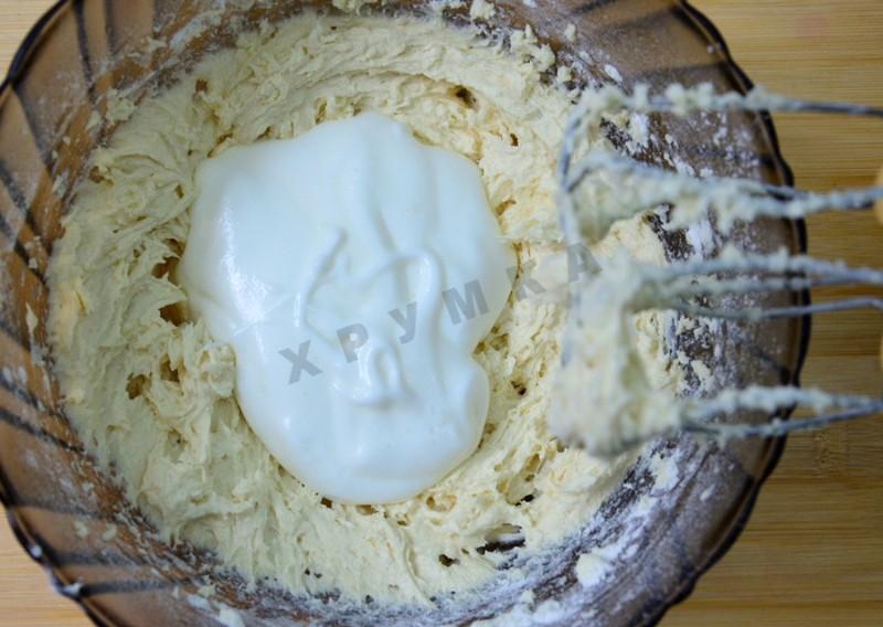 Шаг 5 приготовления Бисквитный пирог с малиной