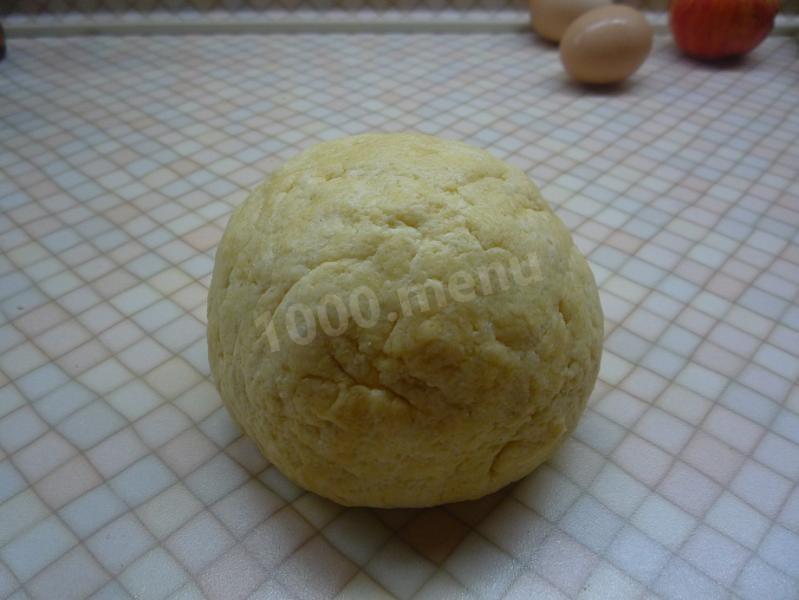 Шаг 3 приготовления Яблочный пирог Неженка с творогом и сметанной заливкой