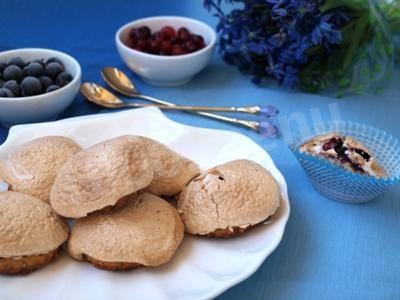 Шаг 8 приготовления Ореховое французское печенье с ягодами и безе