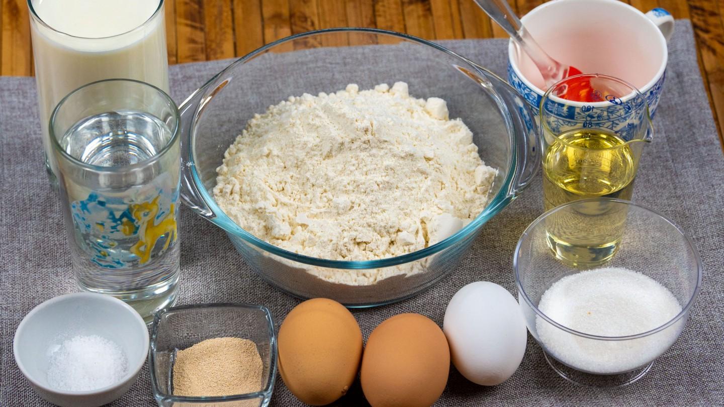 Шаг 1 приготовления Дрожжевые блины на молоке с яйцами