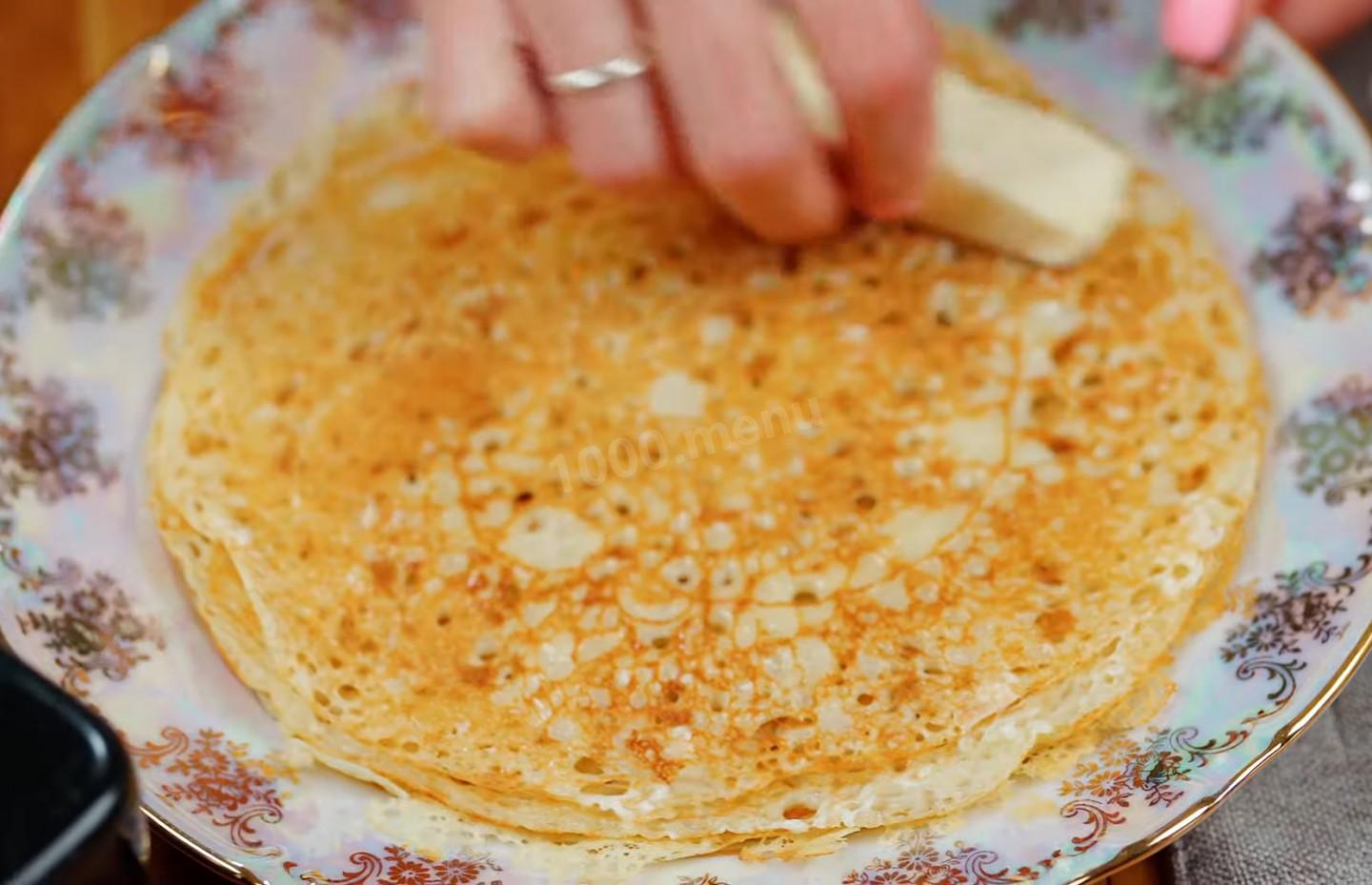 Шаг 15 приготовления Дрожжевые блины на молоке с яйцами
