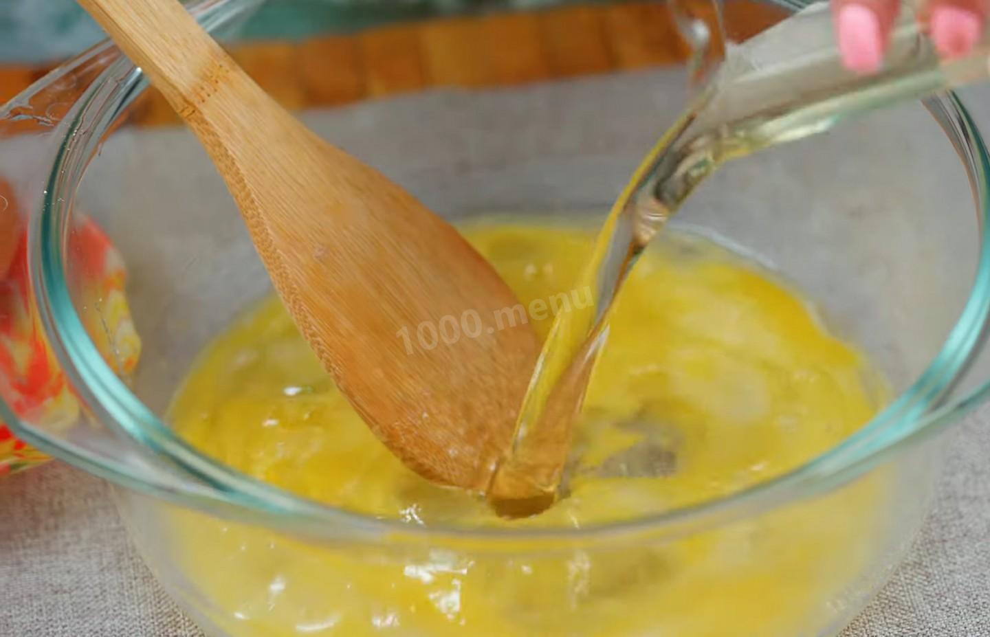 Шаг 4 приготовления Дрожжевые блины на молоке с яйцами