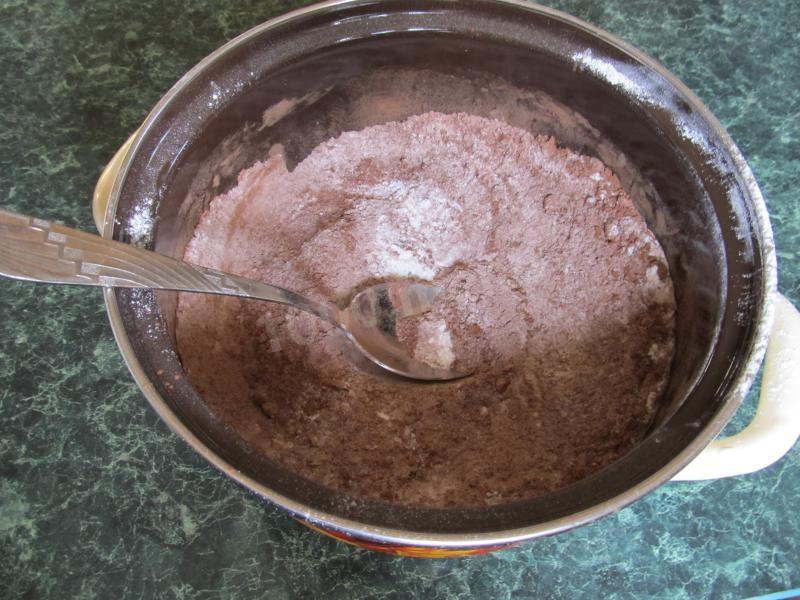 Шаг 1 приготовления Торт со сгущенкой, шоколадом и какао в мультиварке