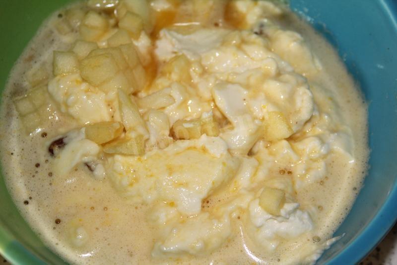 Шаг 7 приготовления Ватрушка с творогом, изюмом и яблоками