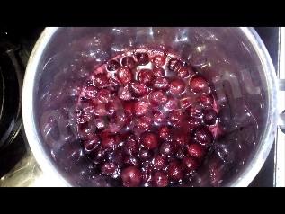 Шаг 7 приготовления Торт шоколадная Павлова с рикоттой и вишней в ликёре