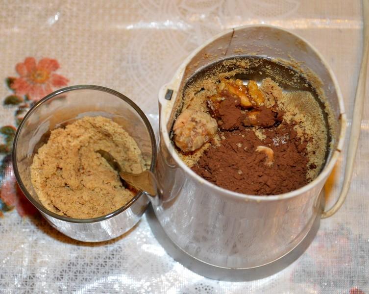 Шаг 8 приготовления Торт Мишка на Севере со сметанным и пралиновым кремами