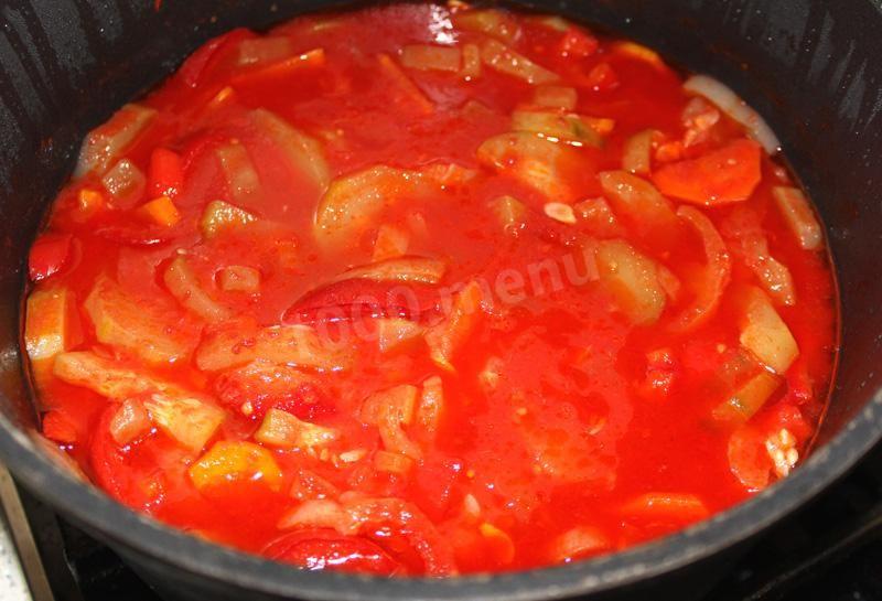Шаг 7 приготовления Лечо из помидор, кабачков и моркови без лука на зиму
