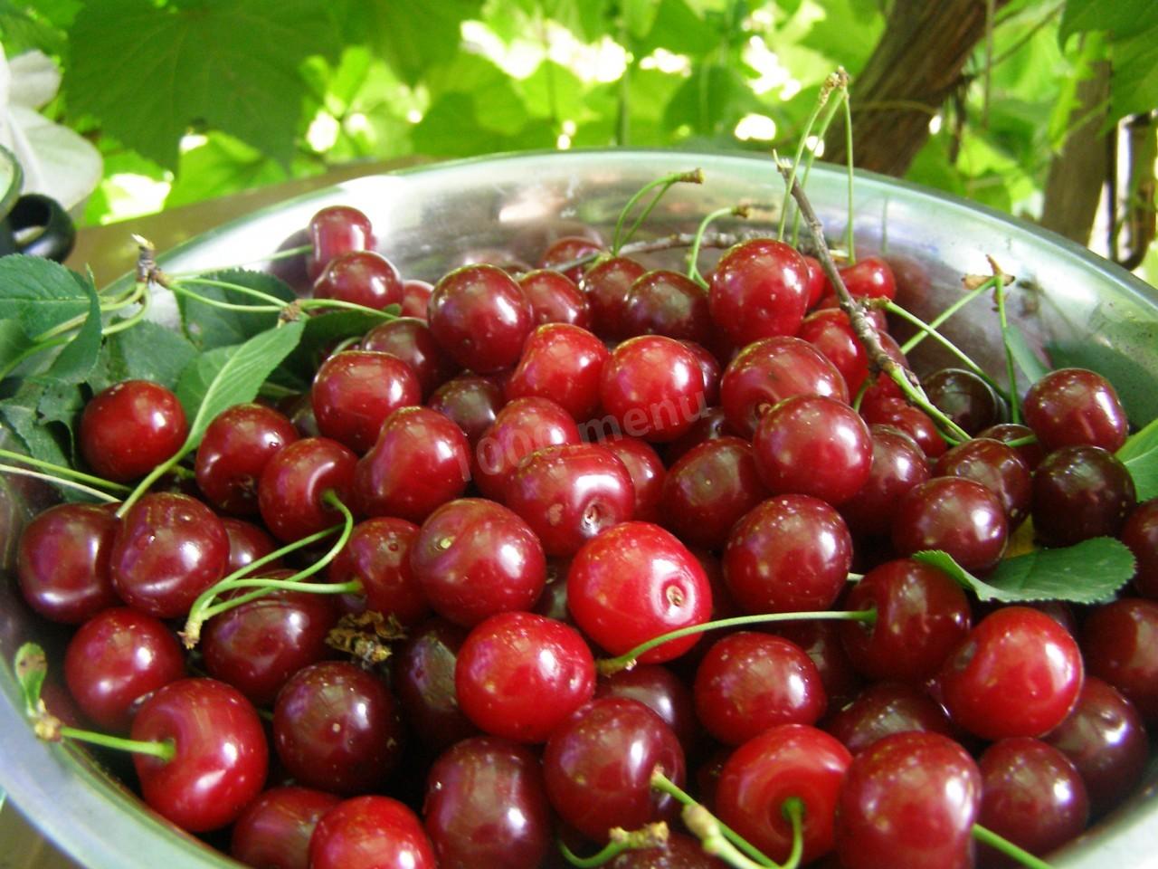 Шаг 1 приготовления Простое варенье из вишни с косточкой